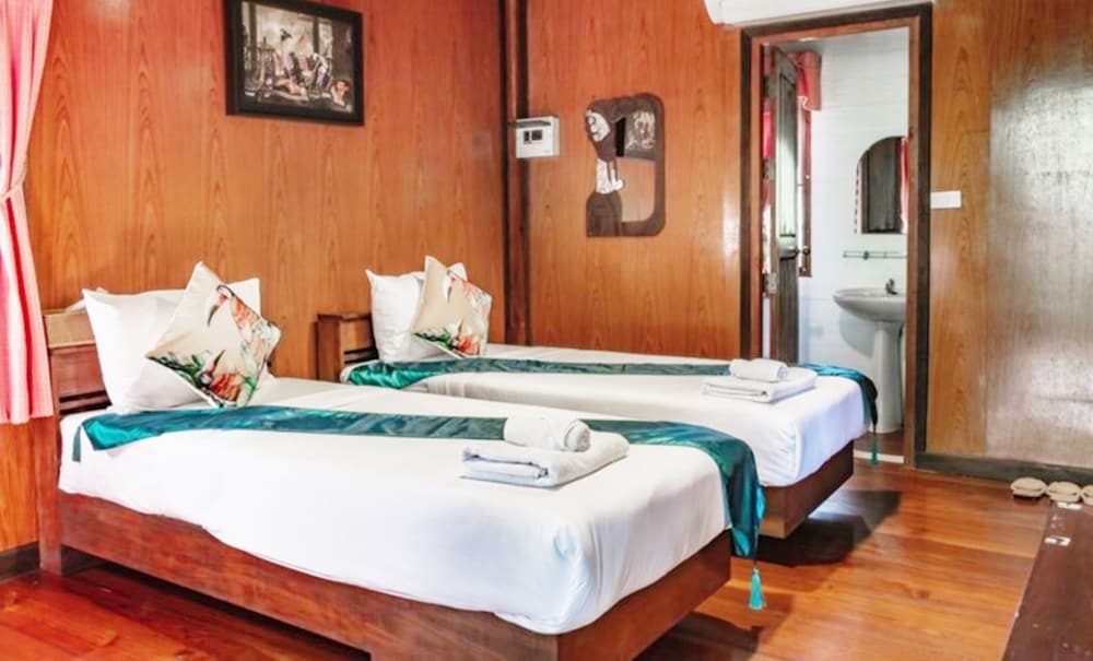 DELUXE, TWIN BEDS, GARDEN VIEW