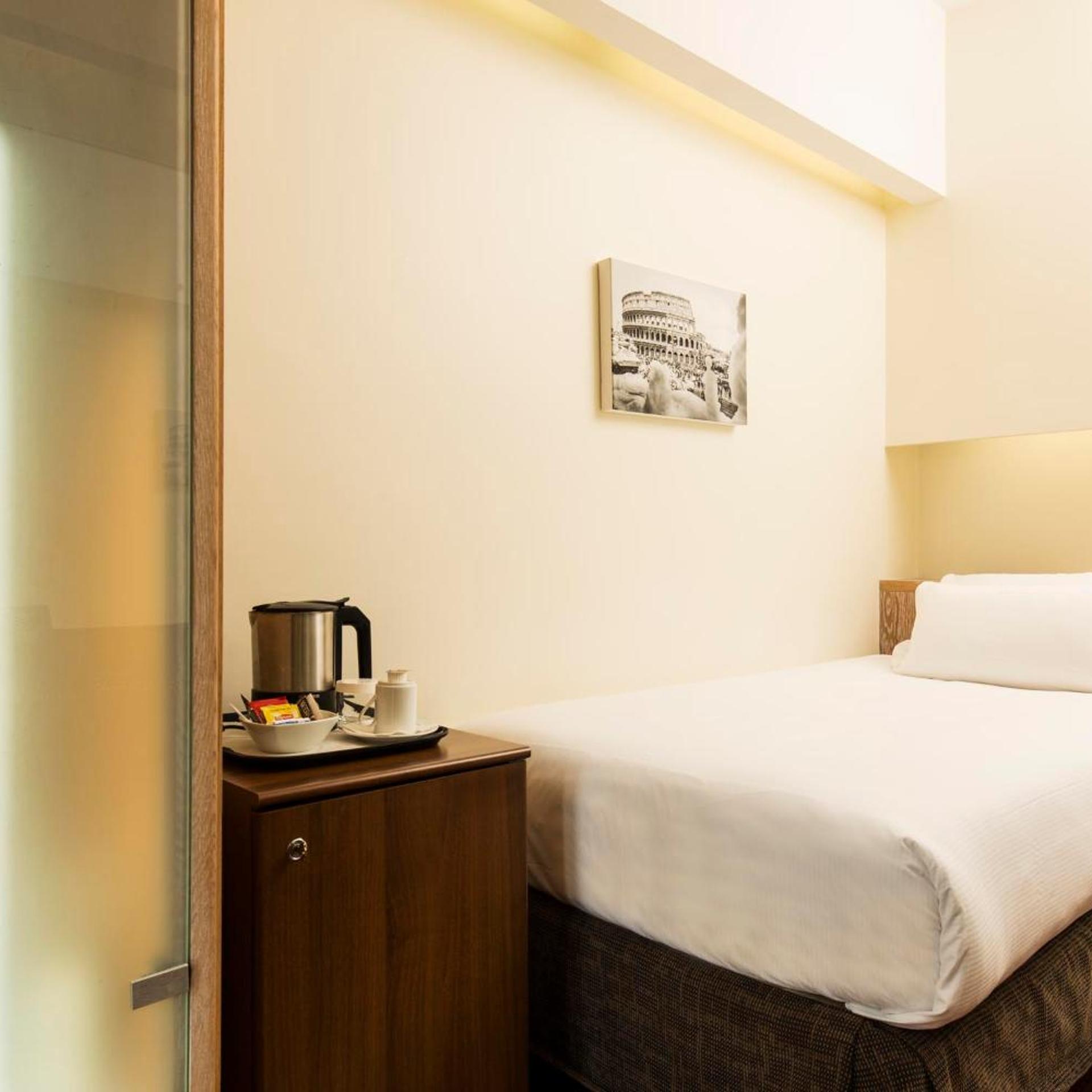 ROOM, SINGLE
