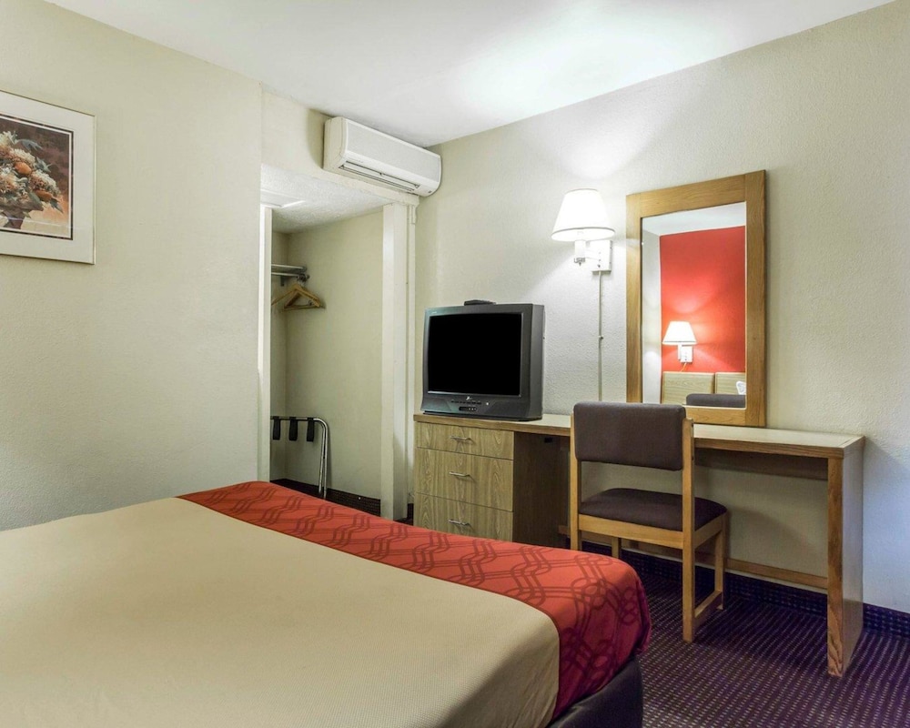 Econo Lodge Atlanta College Park 19/39