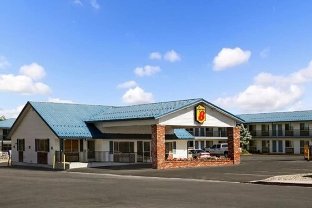 Super 8 by Wyndham Susanville 1/43