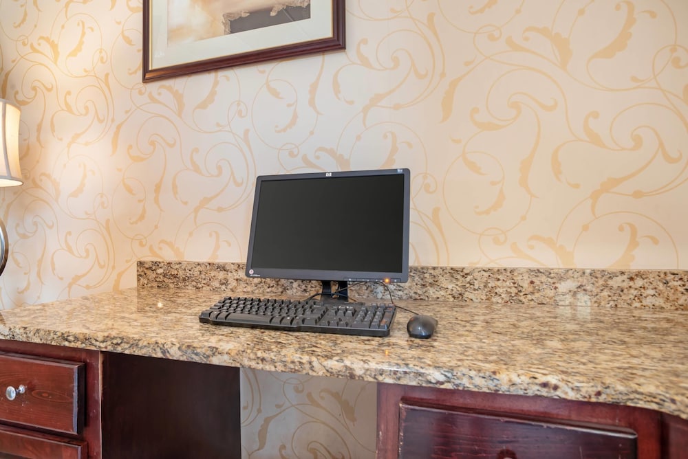 Quality Inn & Suites near Lake Eufaula 31/41