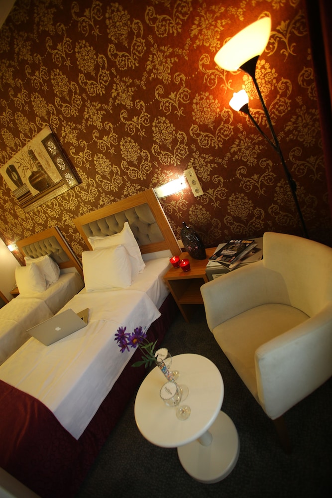 HELIKON BUSINESS HOTEL 24/35