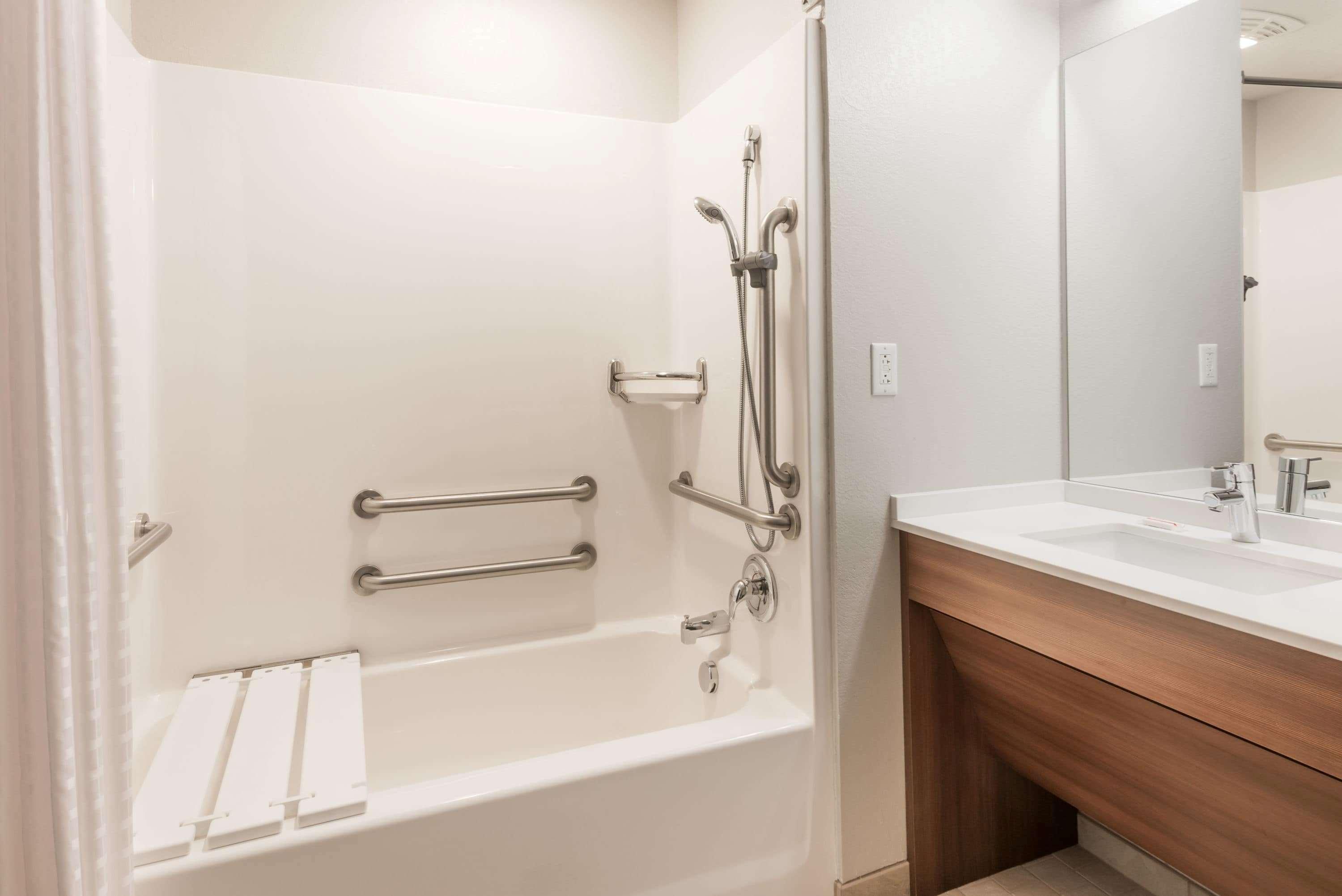 Microtel Inn and Suites By Wyndham Altoona 26/27