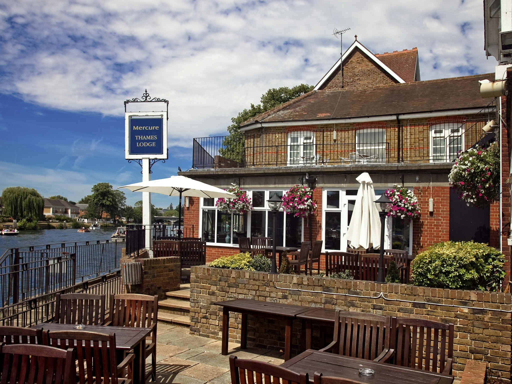 Sunday London Staines-upon-Thames Heathrow T5 38/46