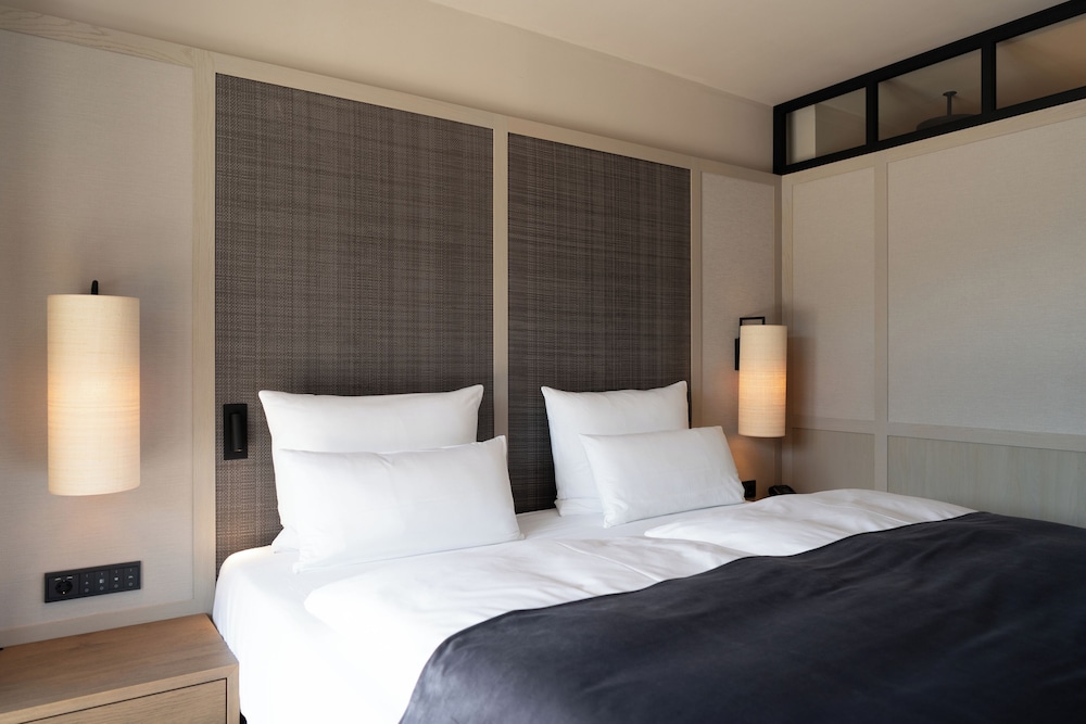 Standard, Single, Queen Bed
