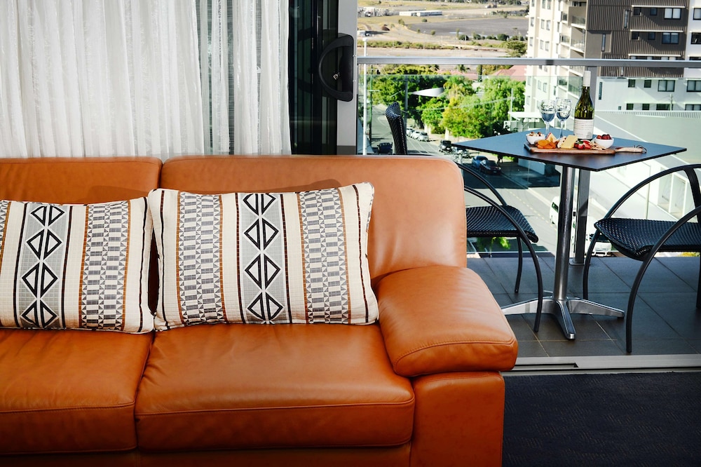 Oaks Gladstone Grand Hotel 42/72