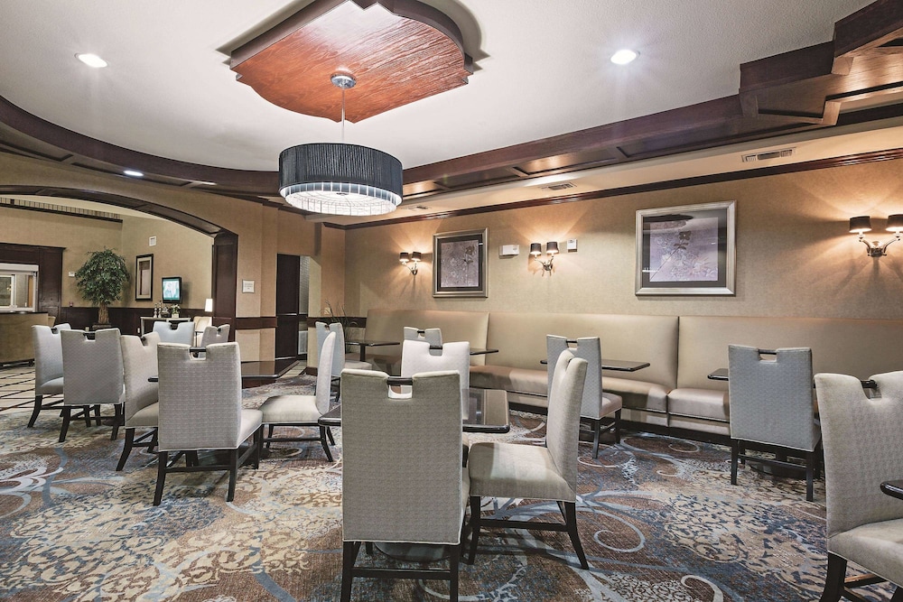 La Quinta Inn and Suites by Wyndham DFW Airport West - Euless 48/65