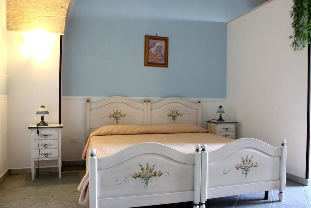 ROOM, DOUBLE OR TWIN BED