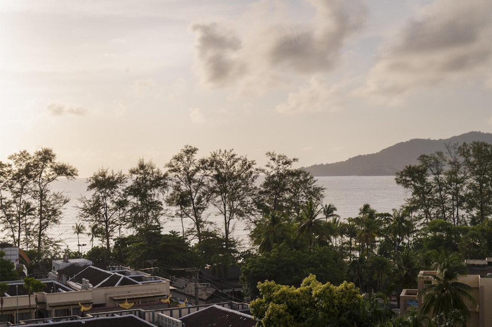 Radisson RED Phuket Patong Beach 44/48