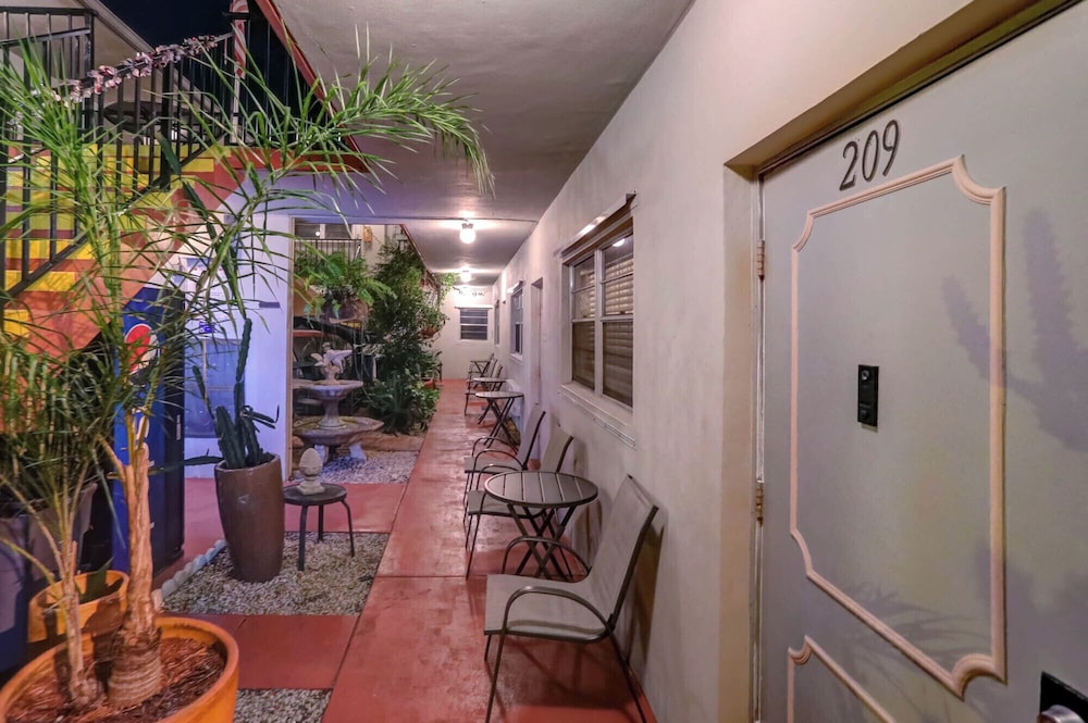 Richard s Motel Studio 33/50