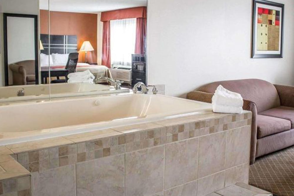 Howard Johnson by Wyndham Columbus State Fairgrounds I-71 17/44