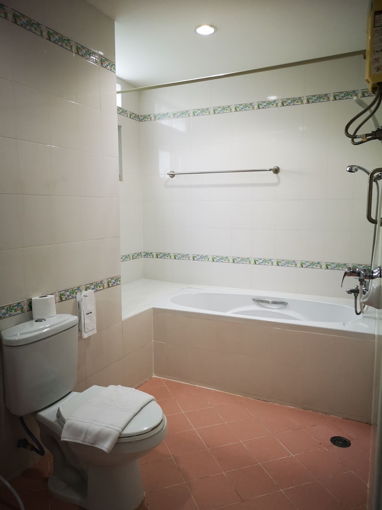 Sabai Hotel 50/50