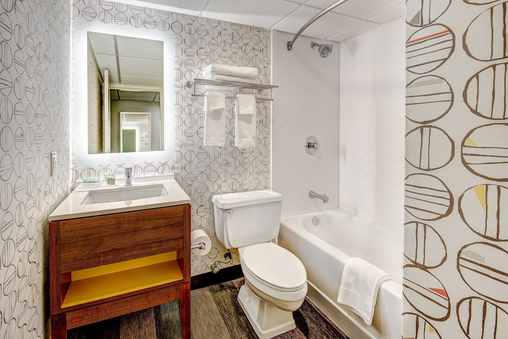 Holiday Inn East Windsor 8/60
