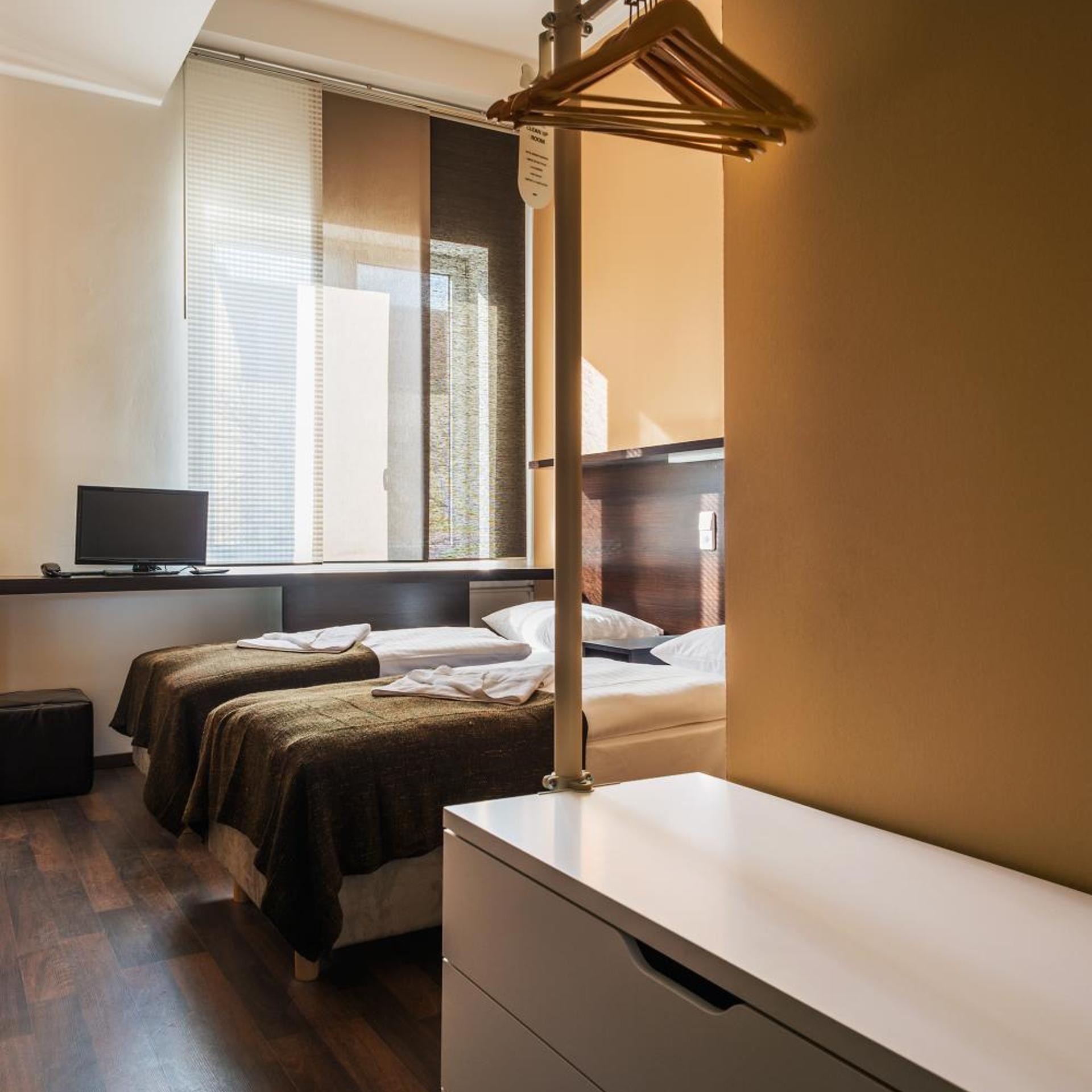غرفة ثلاثية، Apple City Hotel 6/10