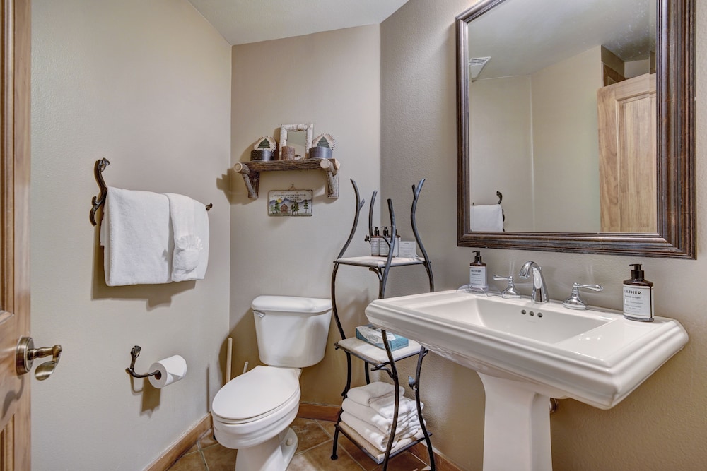 3 Bedrooms, Condo, King and Twin Beds, 3 Bathrooms