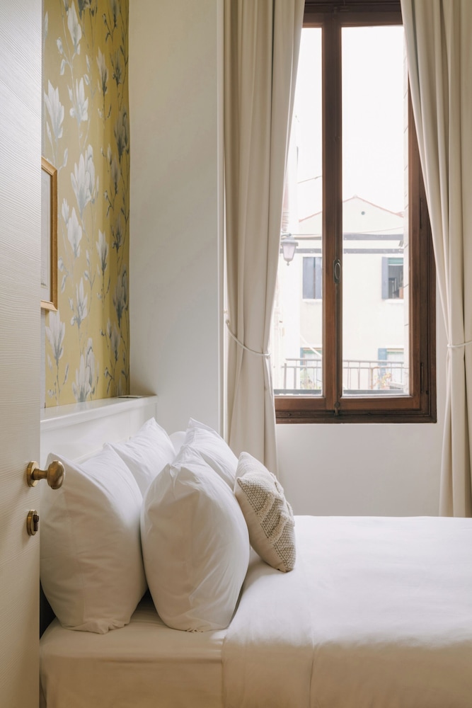 Standard, Queen Bed