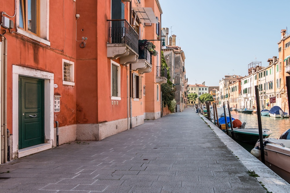 Sunny Canal View in Venice Chic Movida 18/25
