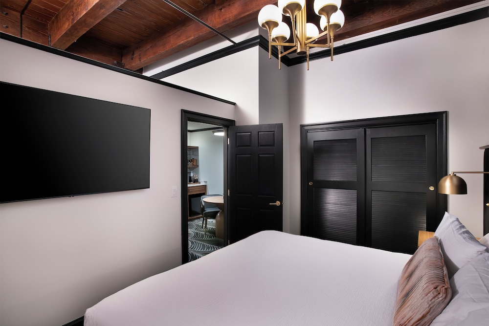 SIGNATURE, SUITE