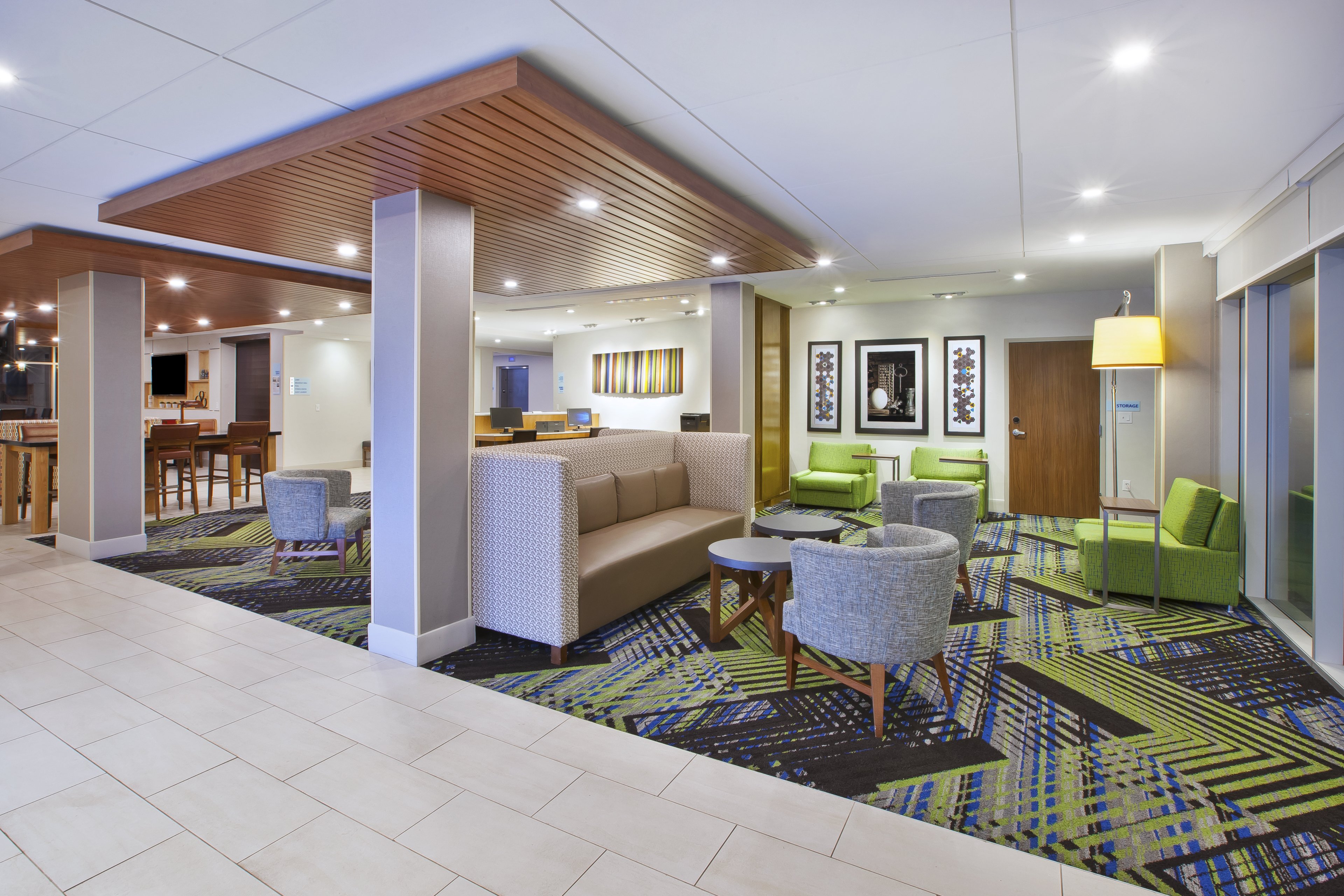 Holiday Inn Express Suites Grand Rapids Airport North 26/32