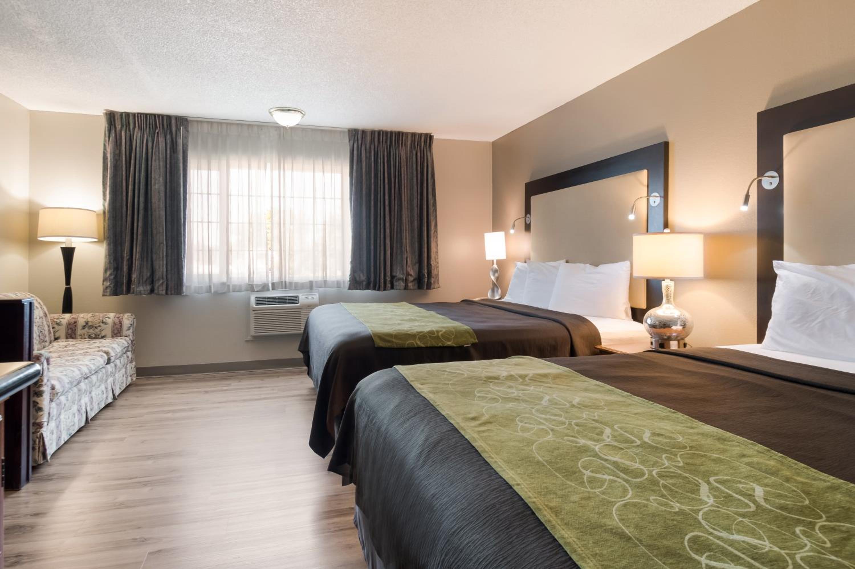 Efficiency, Family Suite, 2 King Beds, Sofa، Rodeway Inn & Suites Portland West - Beaverton 3/8