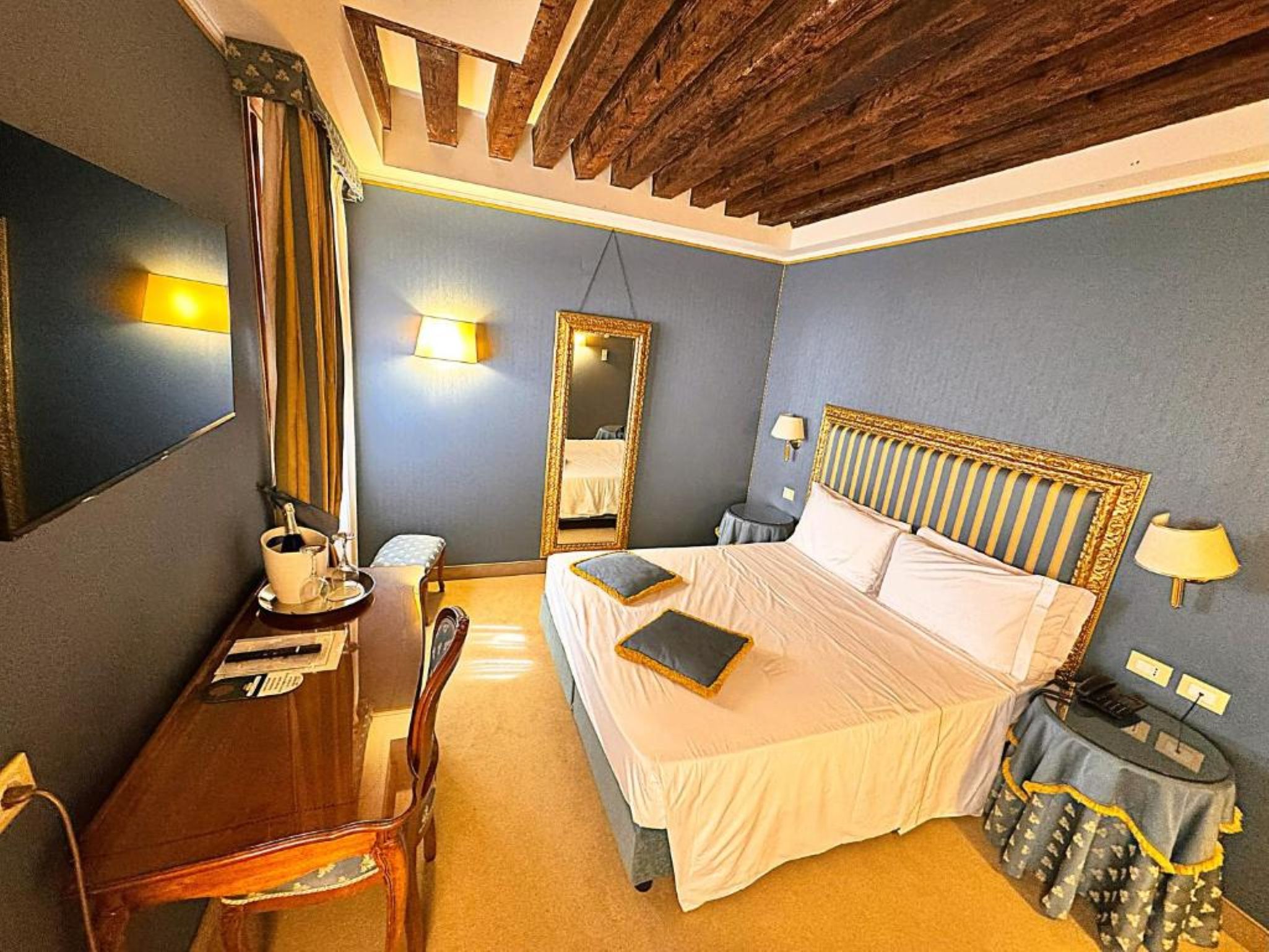 DELUXE, DOUBLE OR TWIN BED