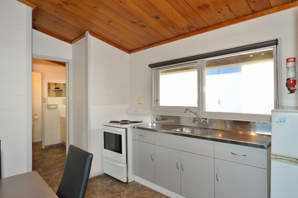 Waikanae Beach Motel 12/76