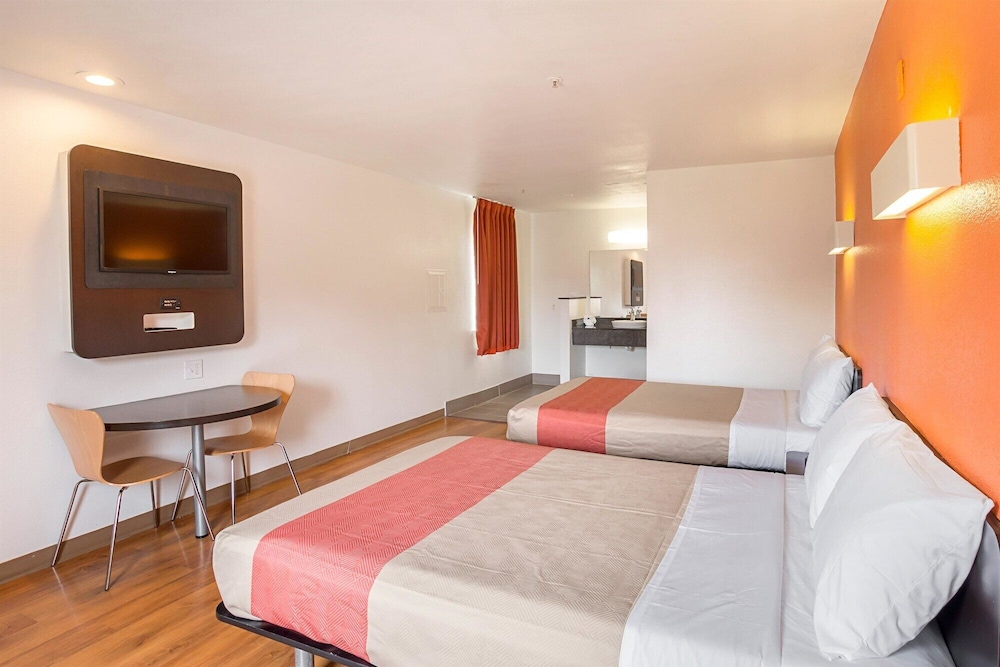 Motel6 Grand Prairie, TX - Near Six Flags Drive 19/44