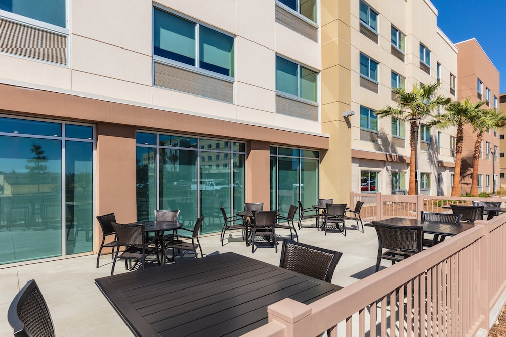 Holiday Inn Express & Suites Moreno Valley - Riverside 13/47