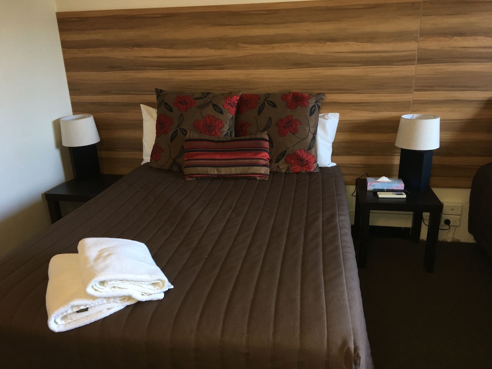 RED CEDARS MOTEL CANBERRA 25/42