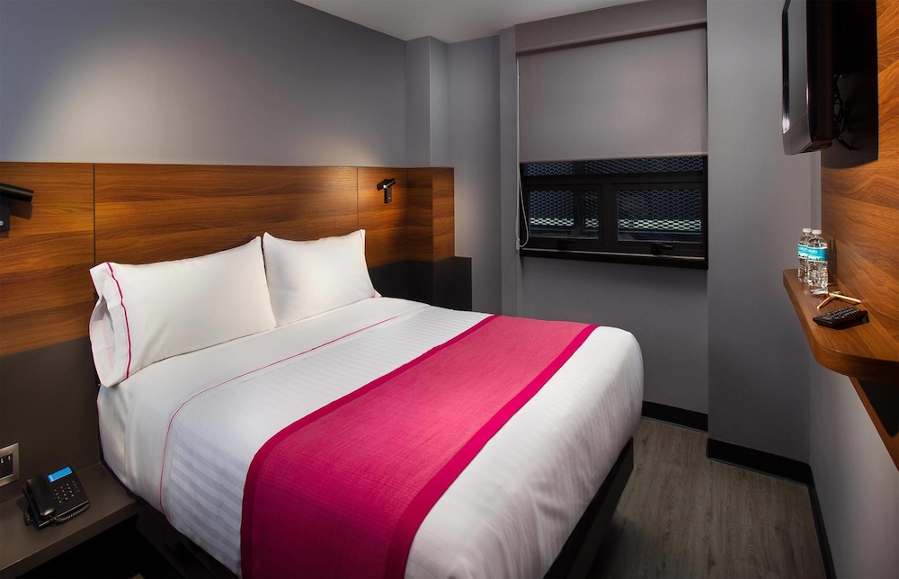 ROOM, QUEEN BED