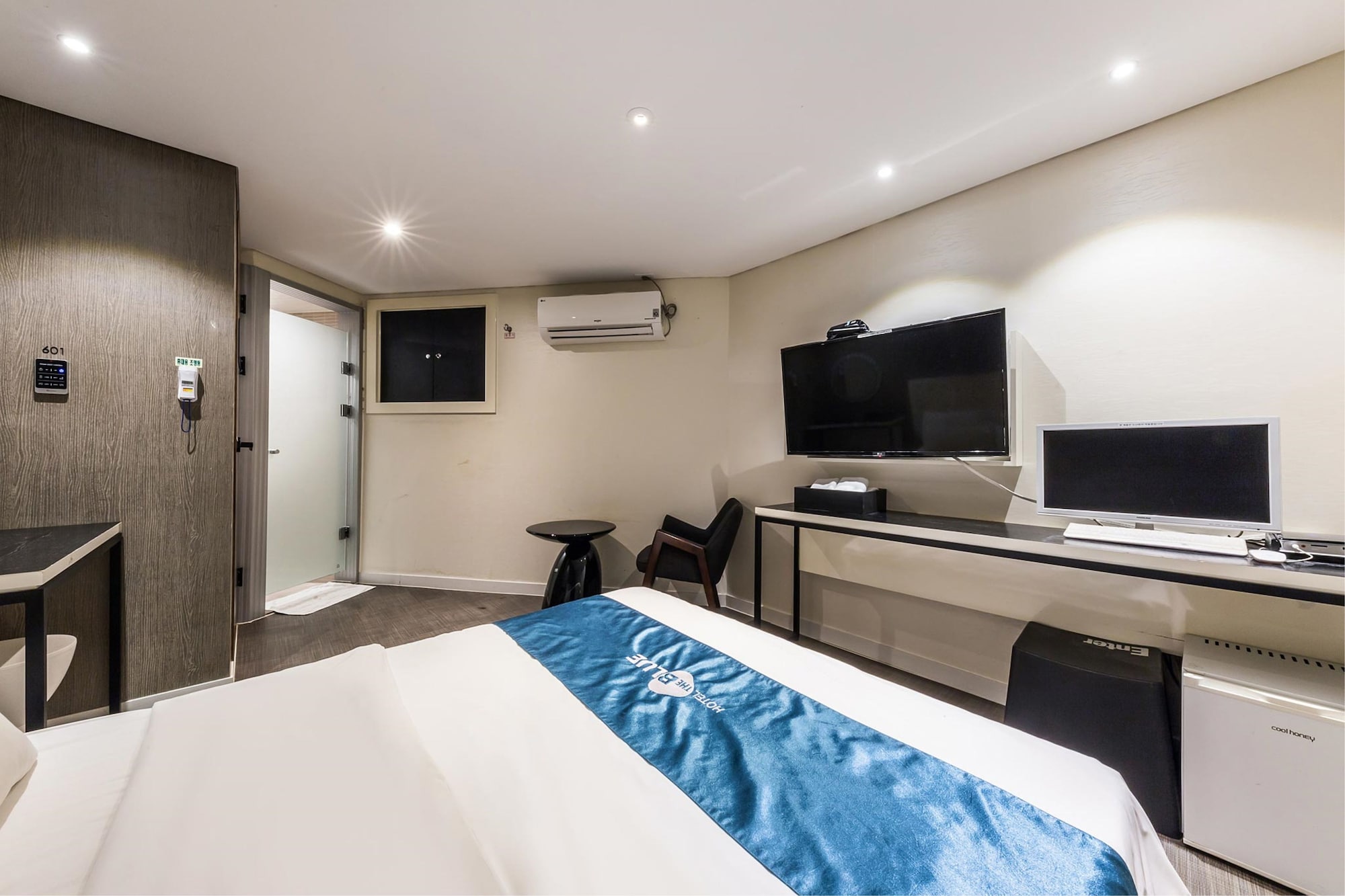 DELUXE, QUEEN BED, BATHTUB, SMOKING