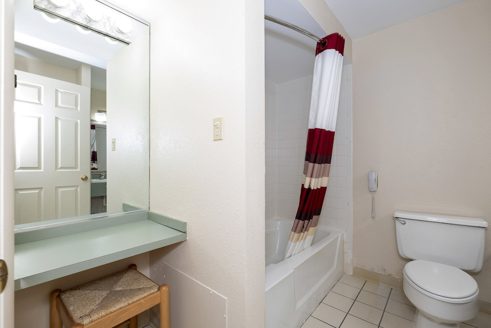 Red Roof Inn Suites Hazleton 18/39