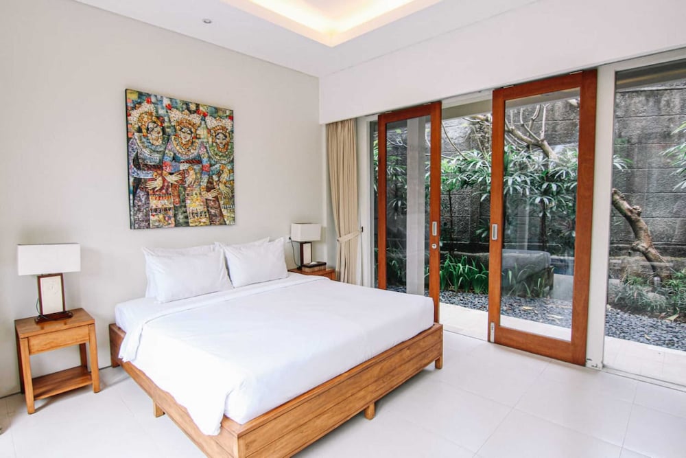 3 BEDROOMS, TWO STORY, PRIVATE POOL