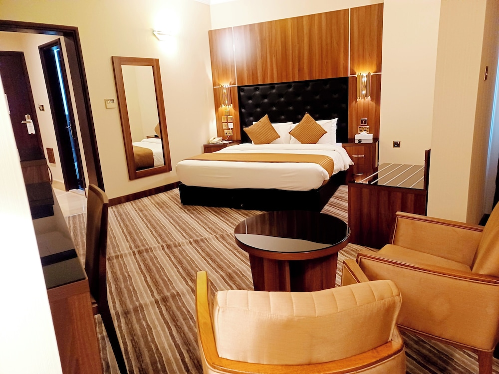 Royal Qatar Hotel 6/45