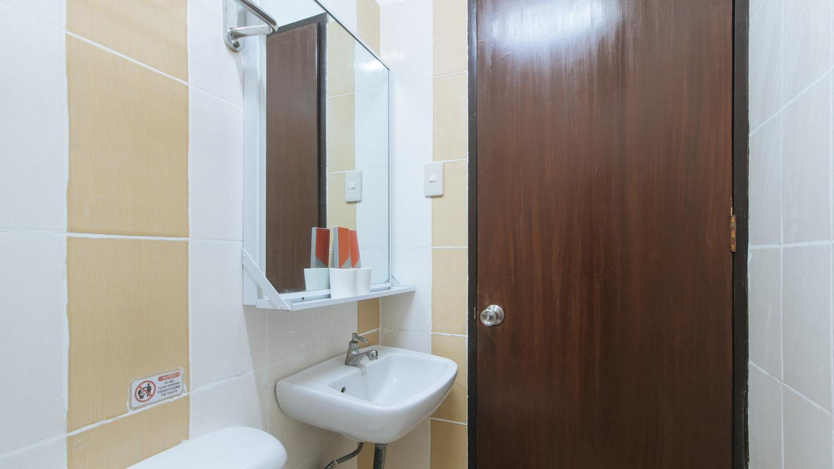 Reddoorz near Landers Superstore Cebu City 46/50