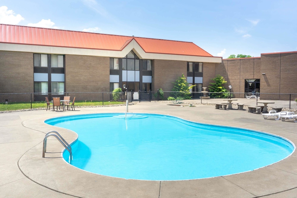 Super 8 by Wyndham Harrison OH 5/37