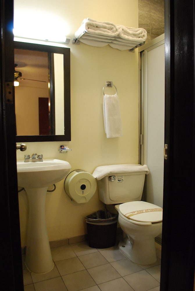 Elizabeth Central Hotel 33/34