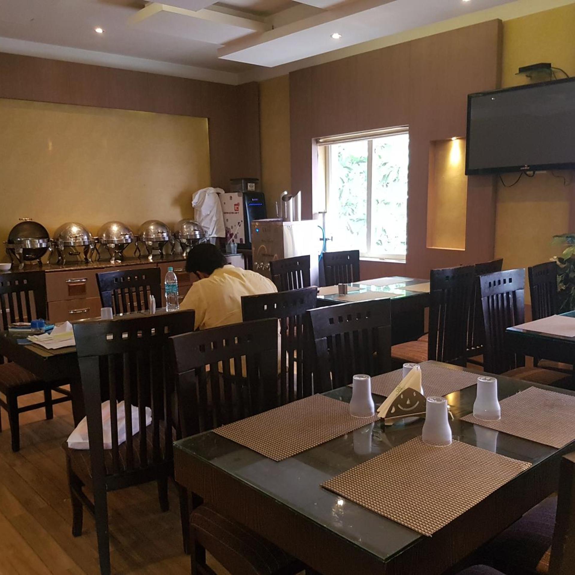 OYO Premium Avinashi Road Hope College 37/43