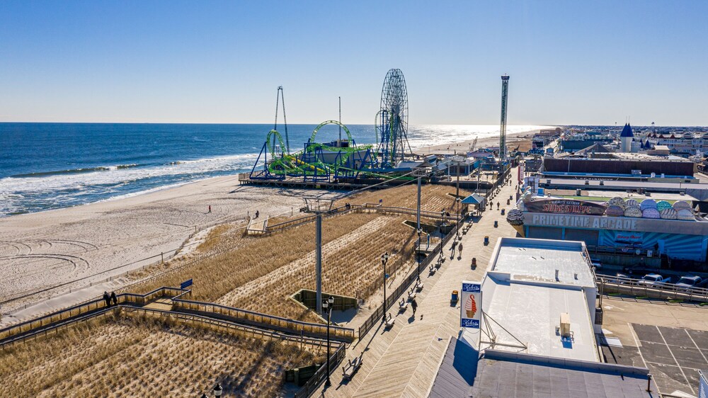 Boardwalk Sand & Surf Inn Oceanfront 48/55