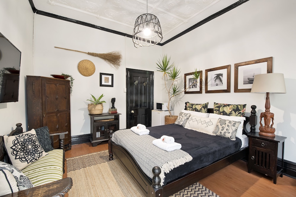 Designer, Palm, Courtyard, Queen Bed
