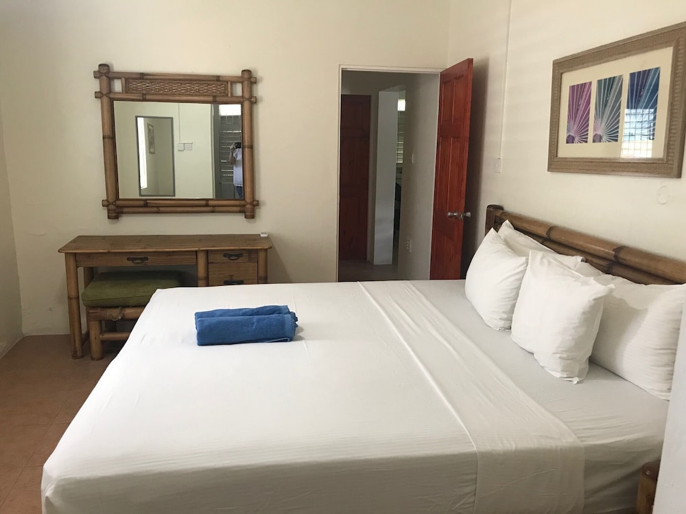 Coconut Court Beach Hotel 9/50