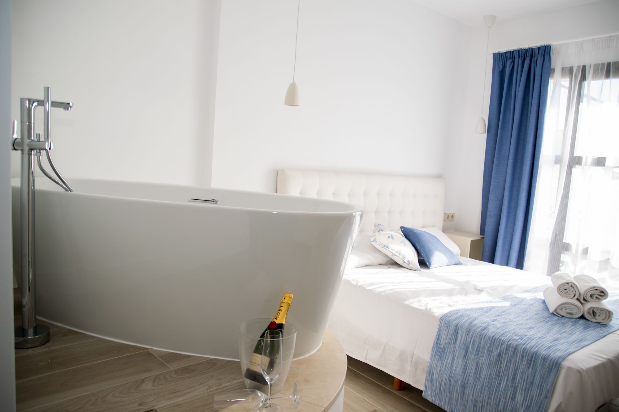 DELUXE, DOUBLE BED