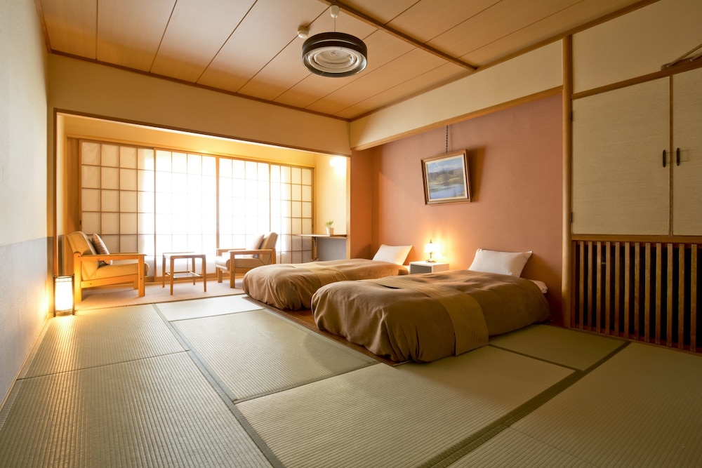CLUB, 3 BEDS, PRIVATE BATHROOM