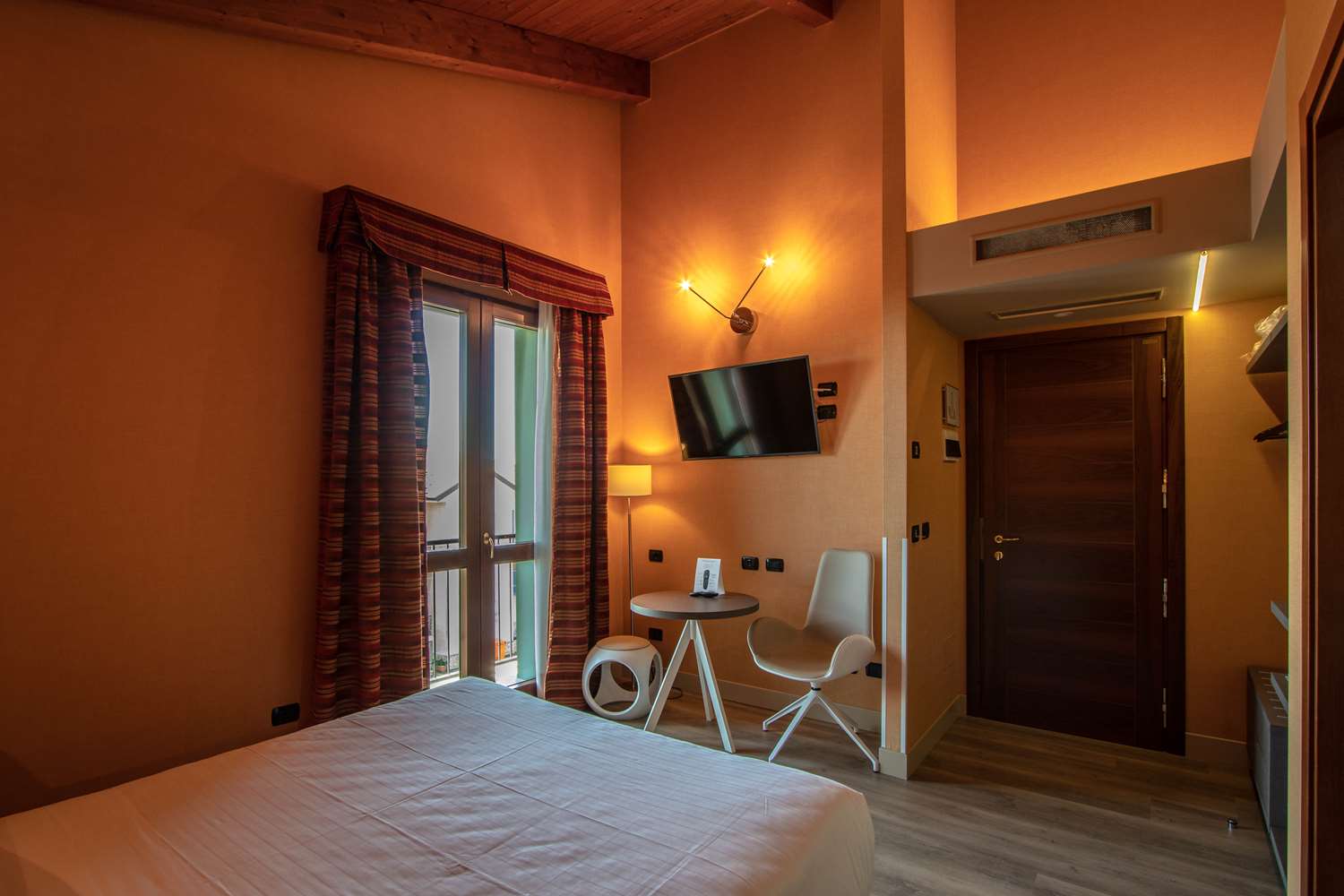 La Villa, Sure Hotel Collection by Best Western 12/76