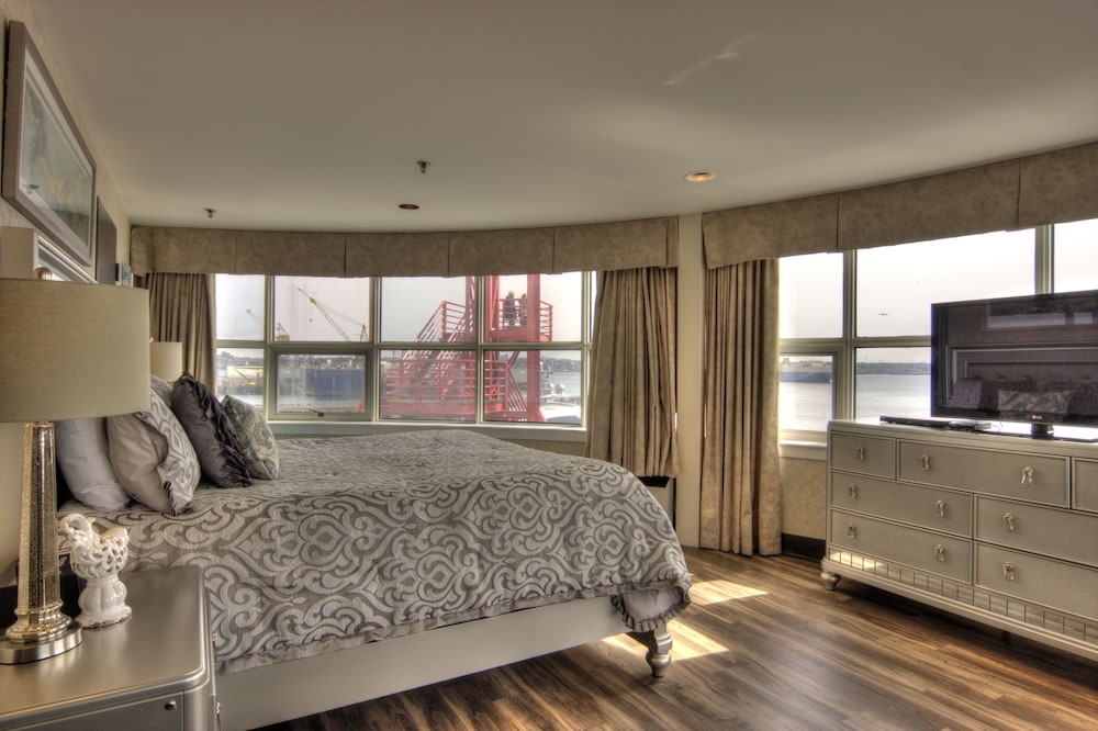 Lonsdale Quay Hotel 38/76