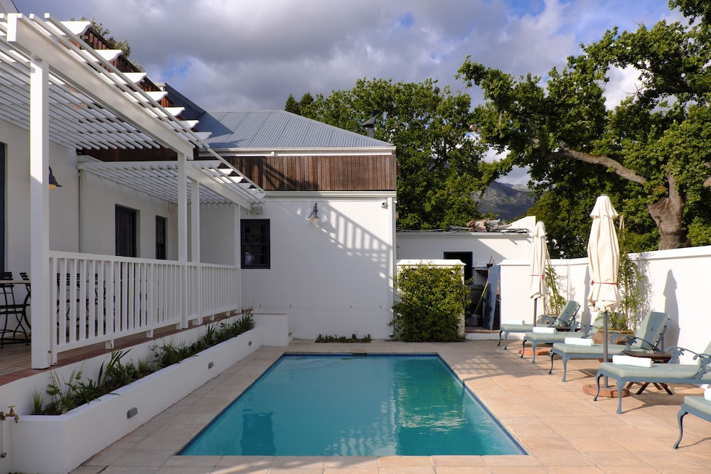 Chapter House Boutique Hotel 35/38