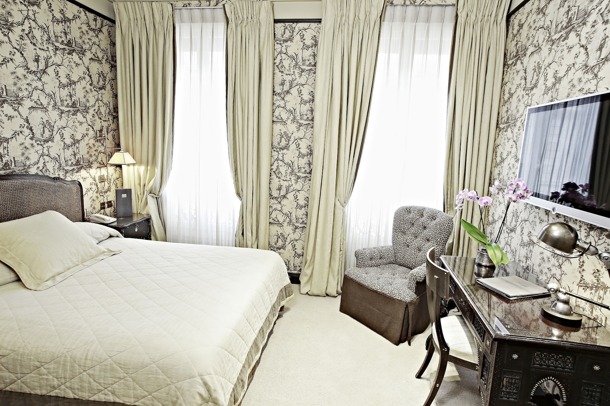 CLASSIC, QUEEN BED