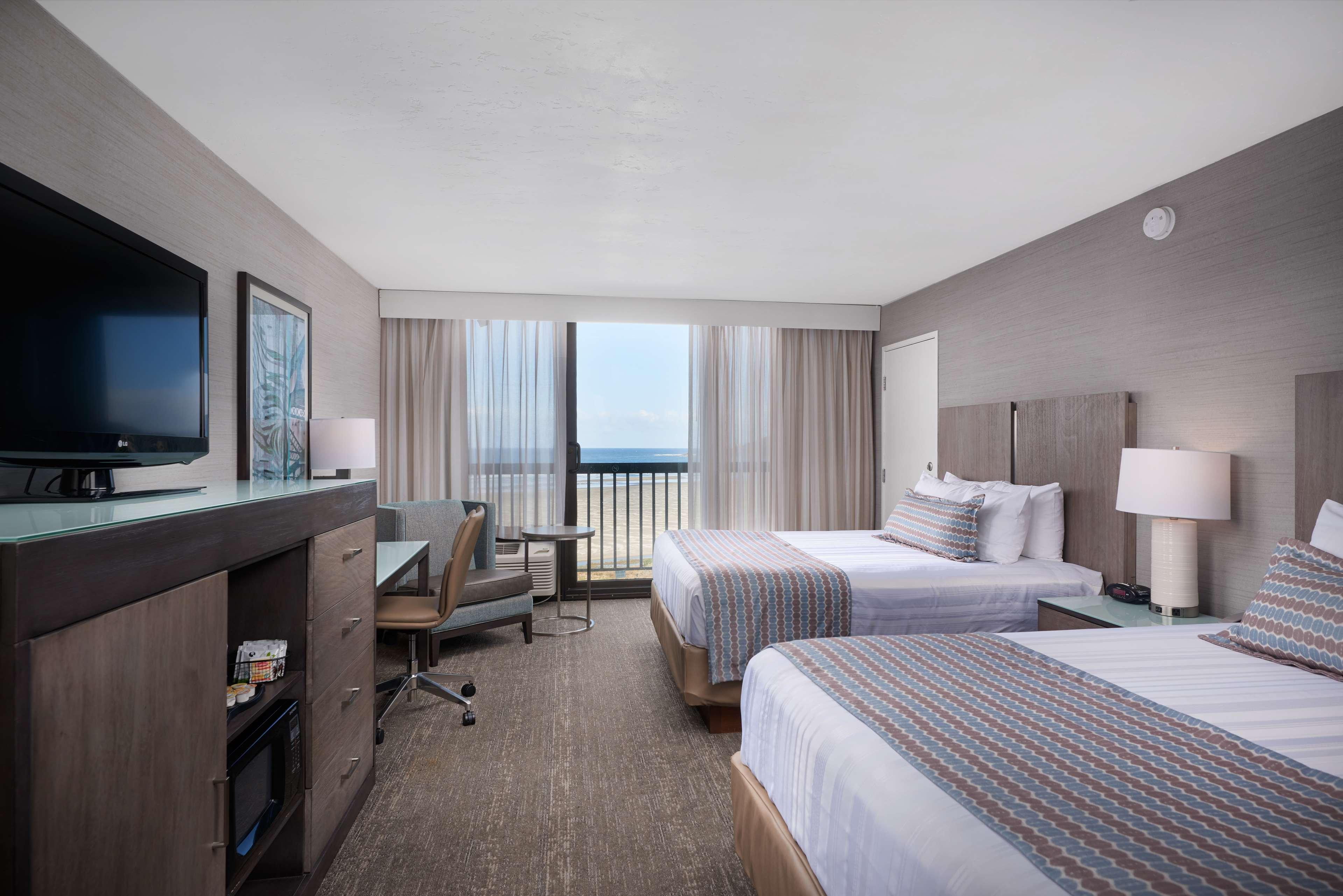 غرفة بسريرين كوين بإطلالة على البحر في الطابق العلوي، Best Western Plus Agate Beach Inn 2/5