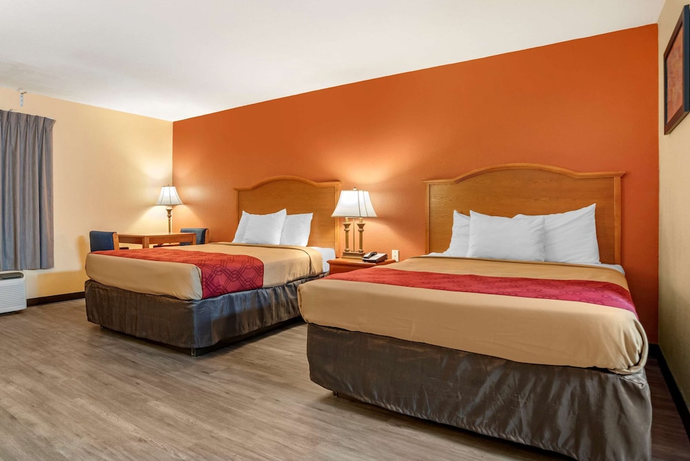 Econo Lodge Inn & Suites Evergreen 4/24