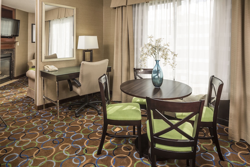 Holiday Inn Express Hotel And Suites Manchester Airport 54/72